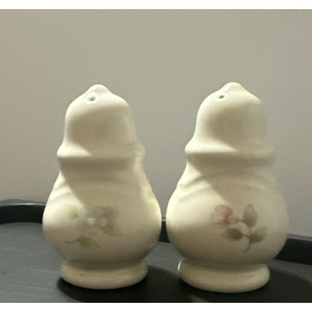 Vintage Pfaltzgraff Tea Rose Salt‎ and Pepper Shakers